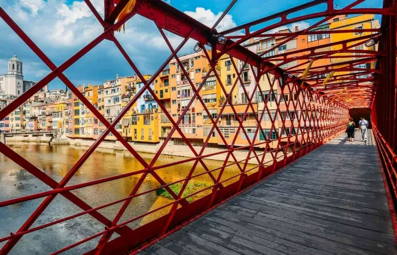 Maisons colorées le long de l’Onyar vues depuis le pont Eiffel à Gérone en Catalogne