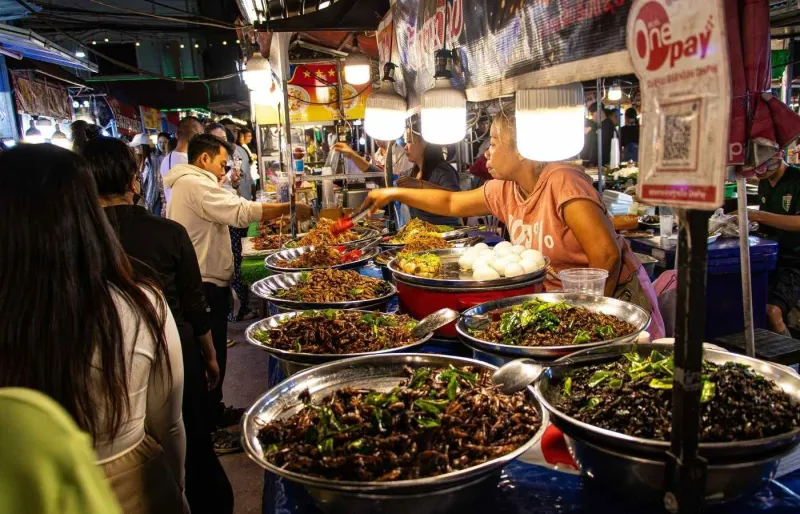 Marché nocturne animé à Vientiane, idéal pour manger pas cher et découvrir la vie locale