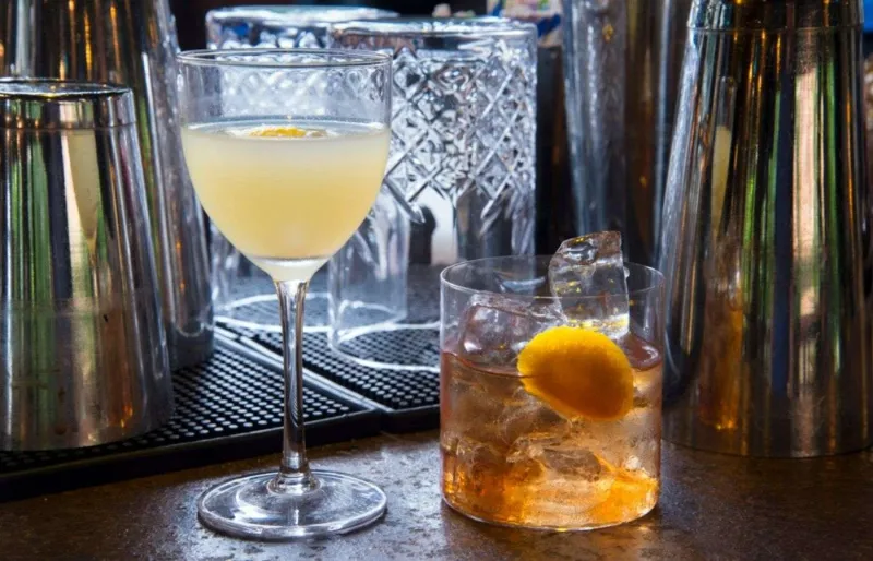 Cocktails en préparation lors d’une masterclass de mixologie à The Tanglin Gin Jungle à Singapour