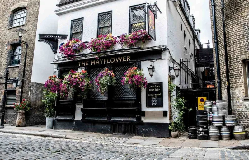 Façade du pub The Mayflower à Londres avec fleurs colorées dans le quartier historique de Rotherhithe près de la Tamise