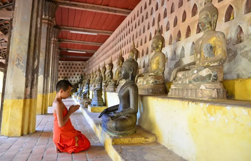 Moine bouddhiste au Wat Si Saket à Vientiane, temple historique du Laos