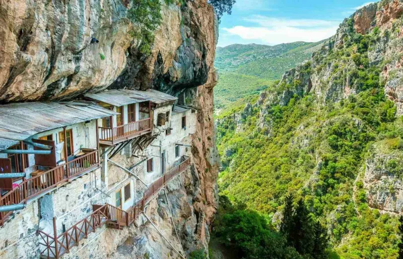 Monastère de Prodromos construit dans les gorges du Lousios dans le Péloponnèse