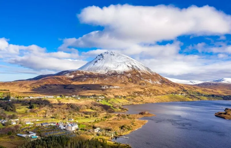 Vue aérienne du mont Errigal, plus haut sommet du Donegal, en Irlande