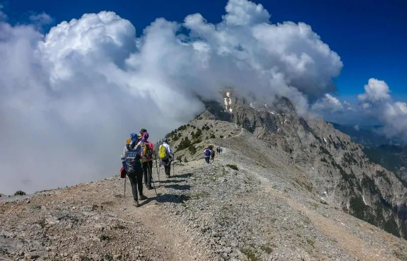 Randonneurs en ascension sur le mont Olympe dans le parc national de l’Olympe