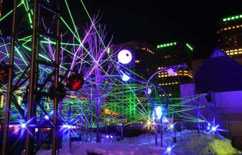Des installations lumineuses colorées éclairent les rues pendant le festival Montréal en Lumière