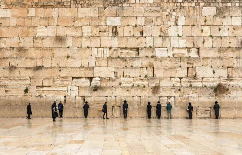 Fidèles juifs priant devant le Mur des Lamentations à Jérusalem, lieu sacré emblématique d’Israël