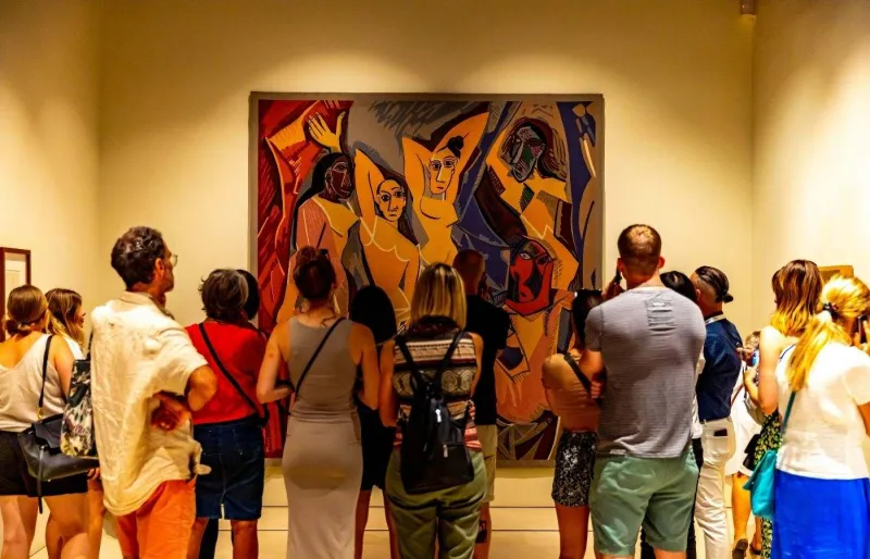 Visiteurs admirant une œuvre de Pablo Picasso au musée Picasso de Malaga