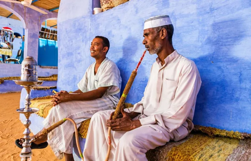 Hommes fumant le narguilé dans un café traditionnel en Égypte. une pratique culturelle populaire