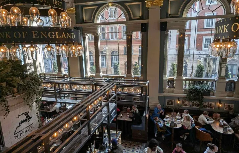 Intérieur du pub Old Bank of England à Londres avec haut plafond, lustres et bar central