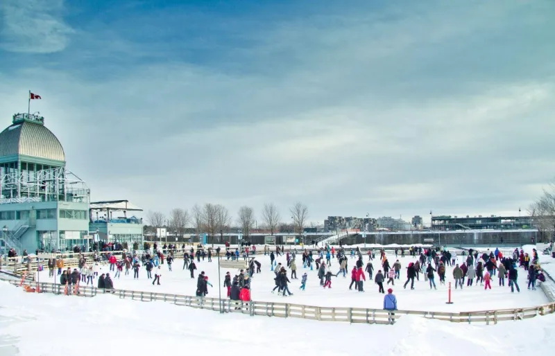 Patinage sur glace dans le Vieux-Montréal en hiver