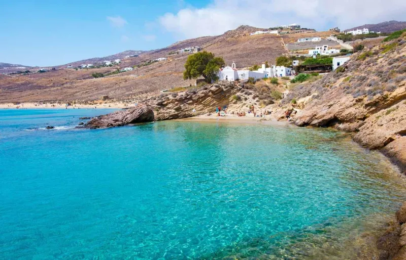 Plage d’Agios Sostis à Mykonos avec sable doré et eau claire dans un cadre calme et naturel