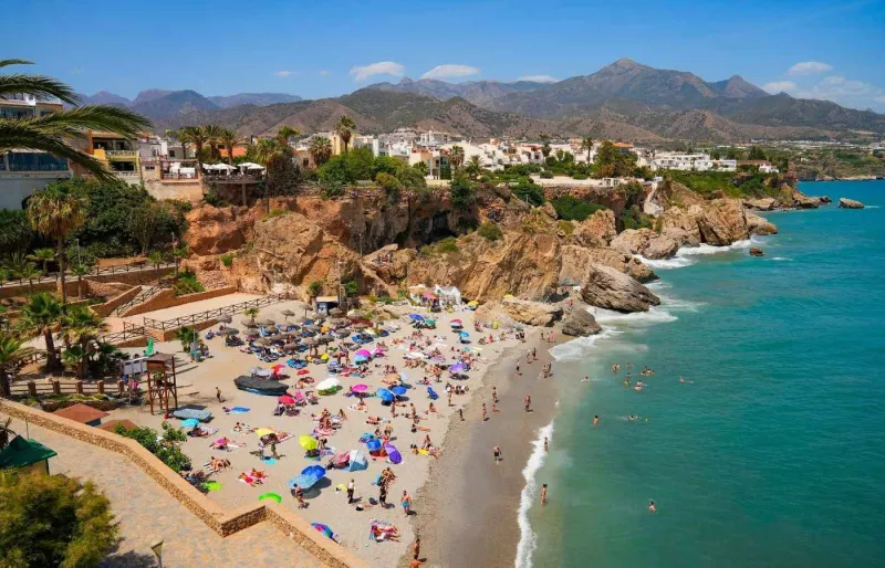 Plage de la Calahonda à Nerja sur la Costa del Sol près de Malaga