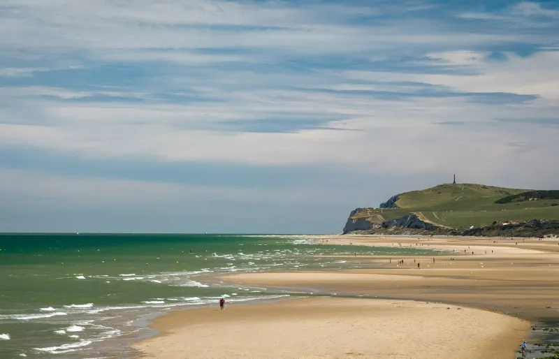 Plage du Cap Blanc-Nez à marée basse avec falaises de craie sur la Côte d’Opale