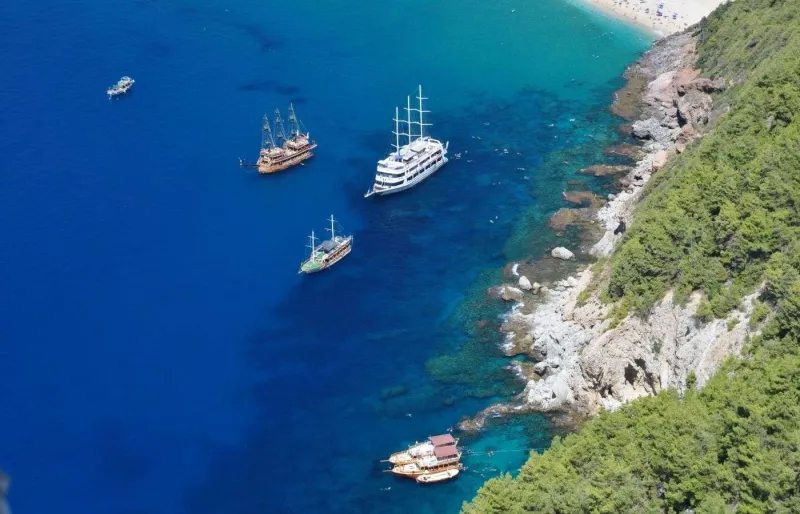Plage de Cléopâtre à Alanya en Turquie avec eau cristalline et bateaux au large sur la côte méditerranéenne