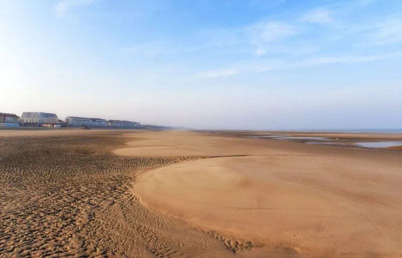 Plage de Fort-Mahon à marée basse avec grande étendue de sable dans la baie d’Authie