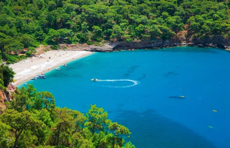 Plage de Kabak en Turquie, baie sauvage entourée de falaises verdoyante.