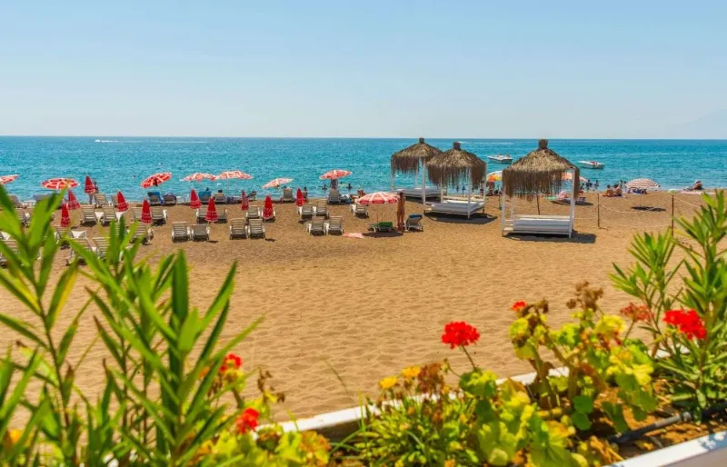 Plage de Lara à Antalya en Turquie avec transats, parasols et eau calme idéale pour les familles