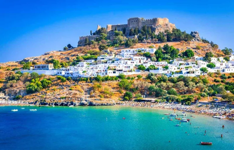 Vue de la plage de Lindos à Rhodes avec acropole et baie aux eaux turquoise