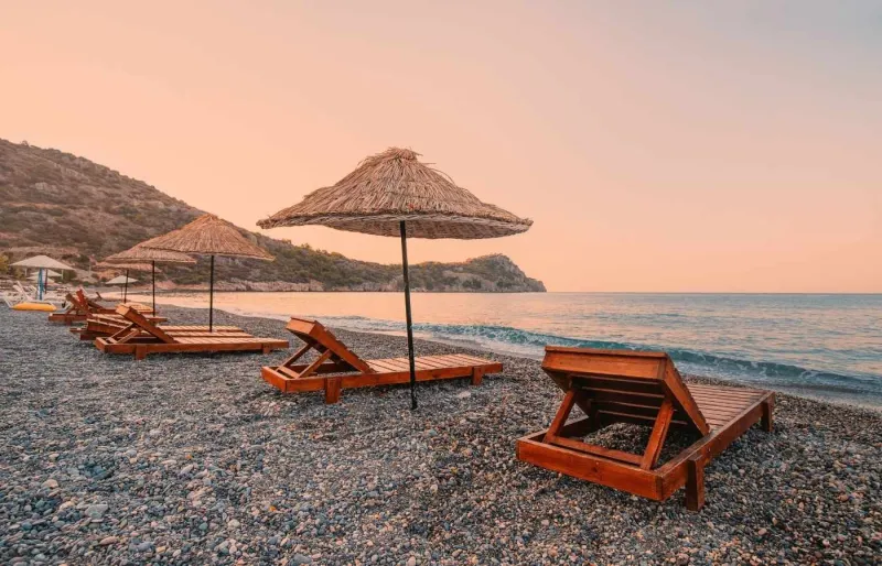 Coucher de soleil sur la plage d’Ovabükü sur la péninsule de Datça en Turquie