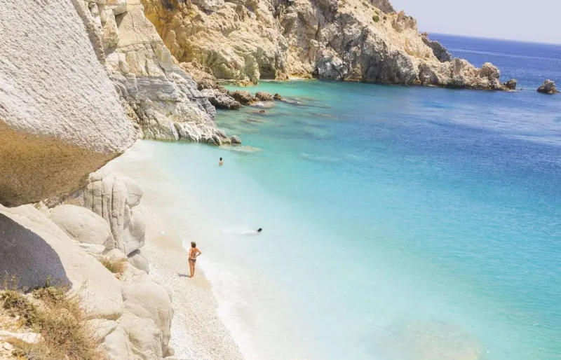 Plage des Seychelles à Ikaria en Grèce, crique aux eaux turquoise entourée de falaises