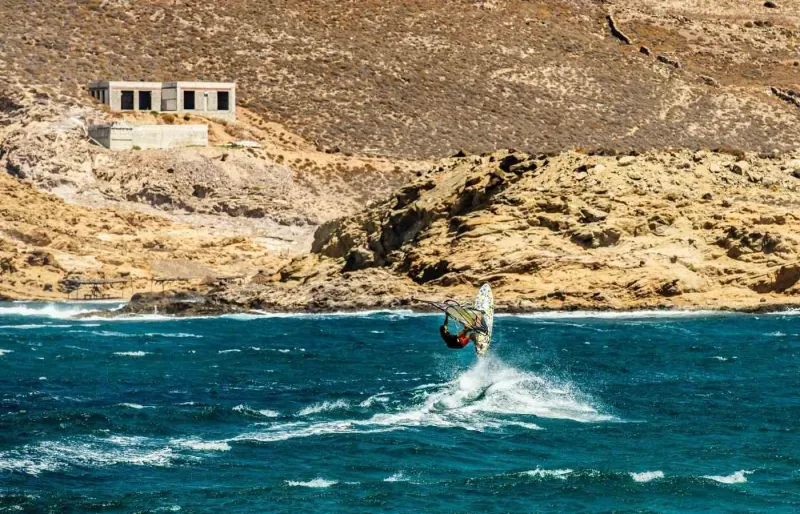 Pratiquant de planche à voile à la plage de Ftelia à Mykonos