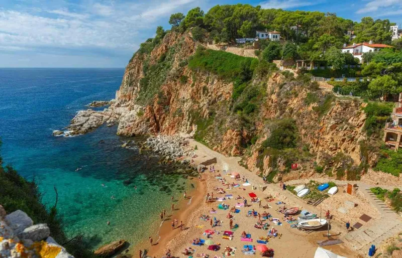 Vue aérienne de la plage Platja de Codolar à Tossa de Mar sur la Costa Brava