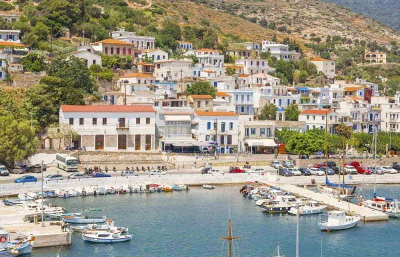 Port d’Agios Kirykos sur l’île d’Ikaria en Grèce, point d’arrivée des ferries