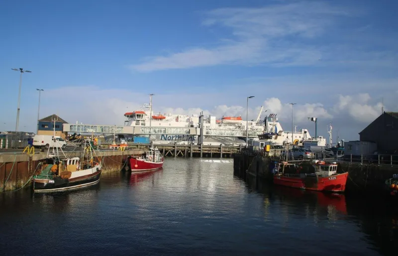 Port de Stromness dans les Orcades en Écosse, bateaux de pêche et ferry à quai