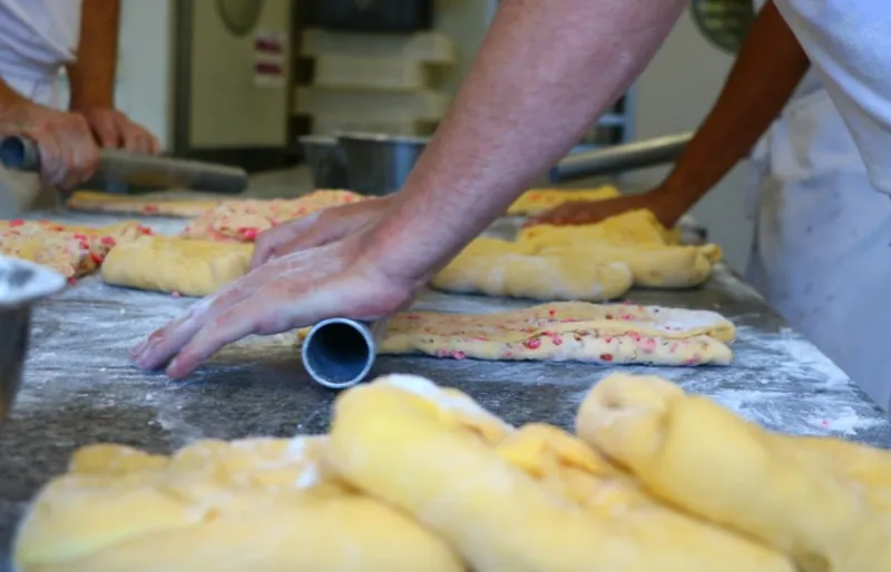 Fabrication de la Praluline chez Pralus à Roanne, spécialité pâtissière emblématique du Roannais