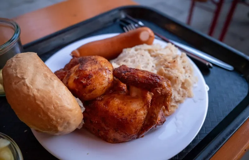 Plat de cuisine allemande traditionnelle au Pratergarten à Berlin