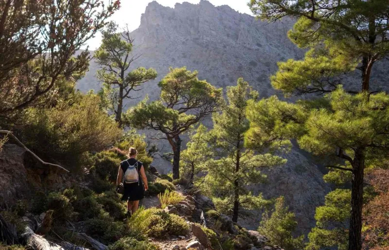 Randonneur dans les gorges d’Halari à Ikaria en Grèce, au cœur de l’intérieur sauvage de l’île