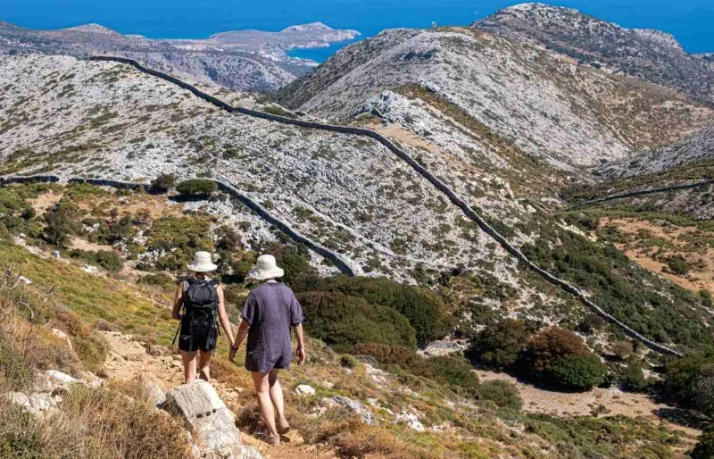 Randonneurs sur un sentier du mont Zas sur l’île de Naxos dans les Cyclades