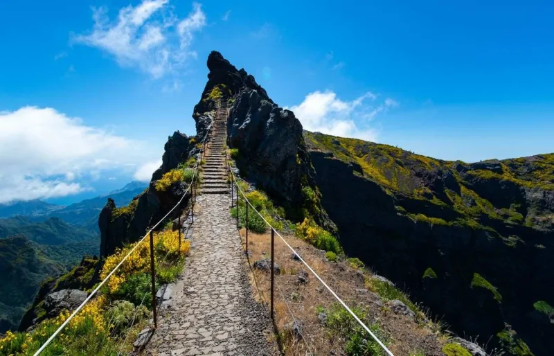 Sentier de randonnée entre le Pico do Arieiro et le Pico Ruivo à Madère