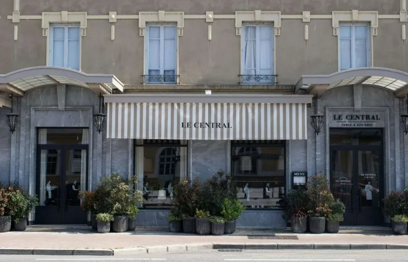 Façade du restaurant Le Central à Roanne, table emblématique de la gastronomie de Roanne