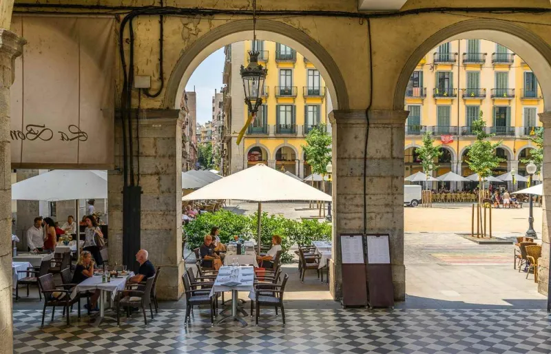 Clients attablés en terrasse dans un restaurant du centre de Gérone en Catalogne