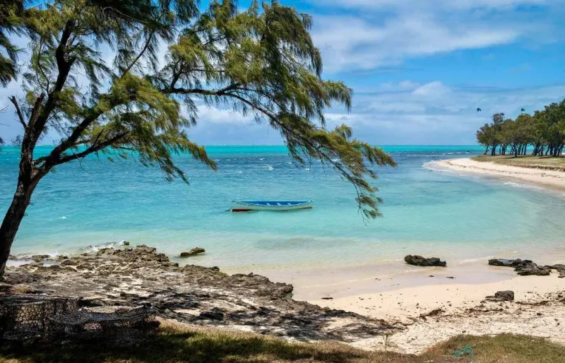 Plage sauvage et lagon turquoise sur l’île Rodrigues à Maurice