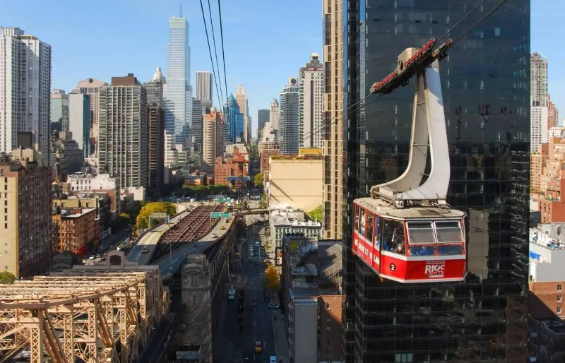 Téléphérique de Roosevelt Island avec le pont Queensboro et les gratte-ciel de Manhattan en arrière-plan