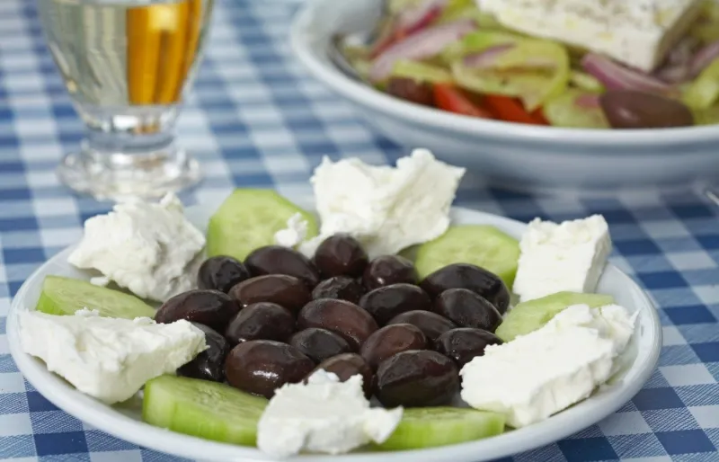 Salade grecque avec feta, olives et concombre servie à Corfou