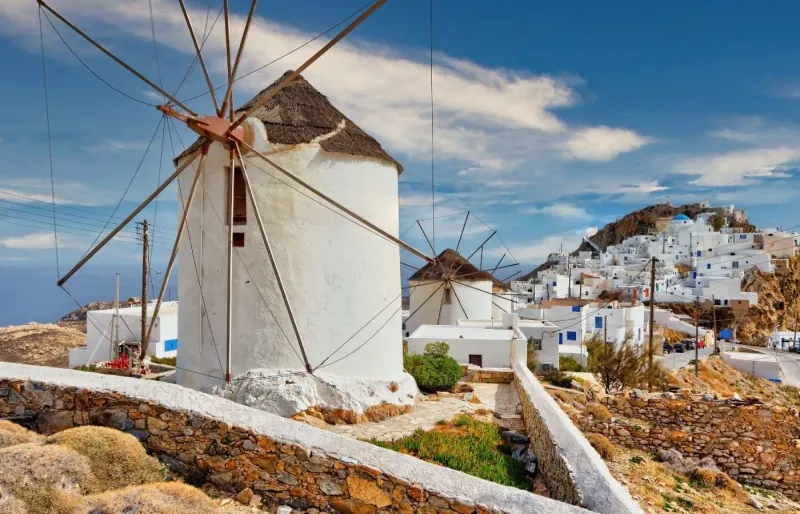 Moulins à vent à Hora sur l’île de Serifos dans les Cyclades