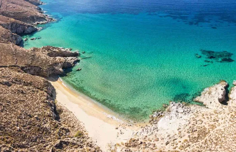 Plage de Kalo Ambeli à Serifos avec sable doré et mer turquoise