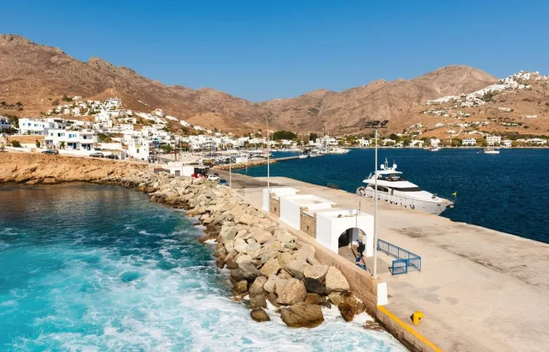 Port de Livadi à Serifos dans les Cyclades, principal point d’arrivée sur l’île