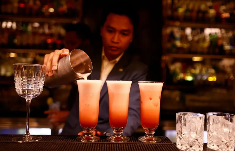 Singapore Sling cocktail servi dans un bar du Raffles Hotel
