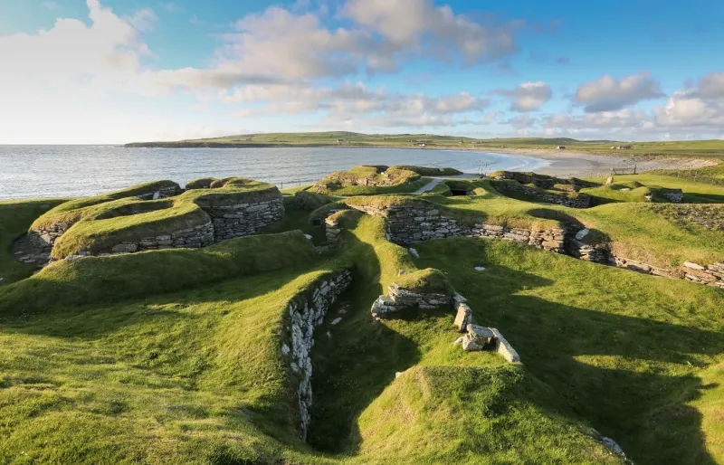 Village néolithique de Skara Brae dans les Orcades en Écosse, habitations en pierre vieilles de 5 000 ans au bord de la mer