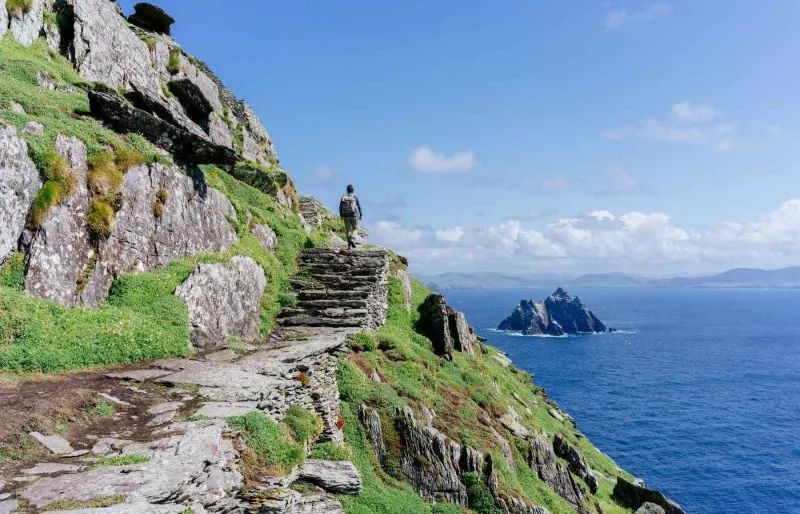 Sentier en pierre menant au monastère de Skellig Michael dans le comté de Kerry en Irlande
