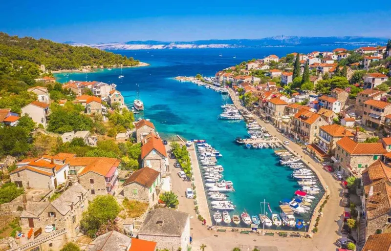 Port du village de Stomorska sur l’île de Šolta avec bateaux et maisons en pierre