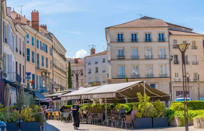 Terrasse de restaurant dans le centre-ville de Roanne
