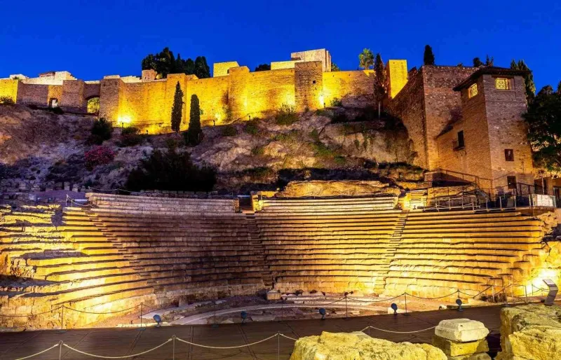 Théâtre romain de Malaga illuminé de nuit au pied de l’Alcazaba