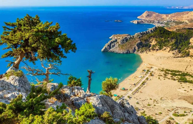 Vue aérienne de la plage de Tsambika à Rhodes avec sable doré et mer turquoise