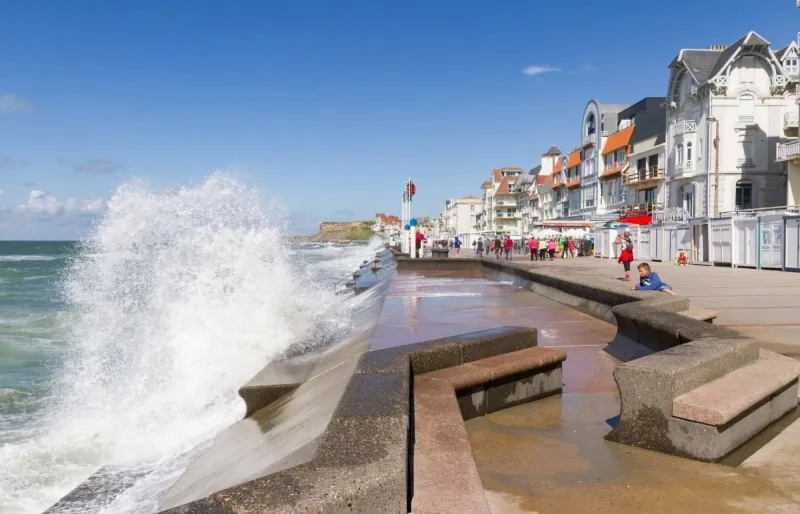 Vague sur la digue de Wimereux avec villas Belle Époque sur la Côte d’Opale