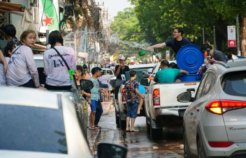 Habitants s’aspergeant d’eau pendant le Nouvel An lao Pi Mai à Vientiane en avril